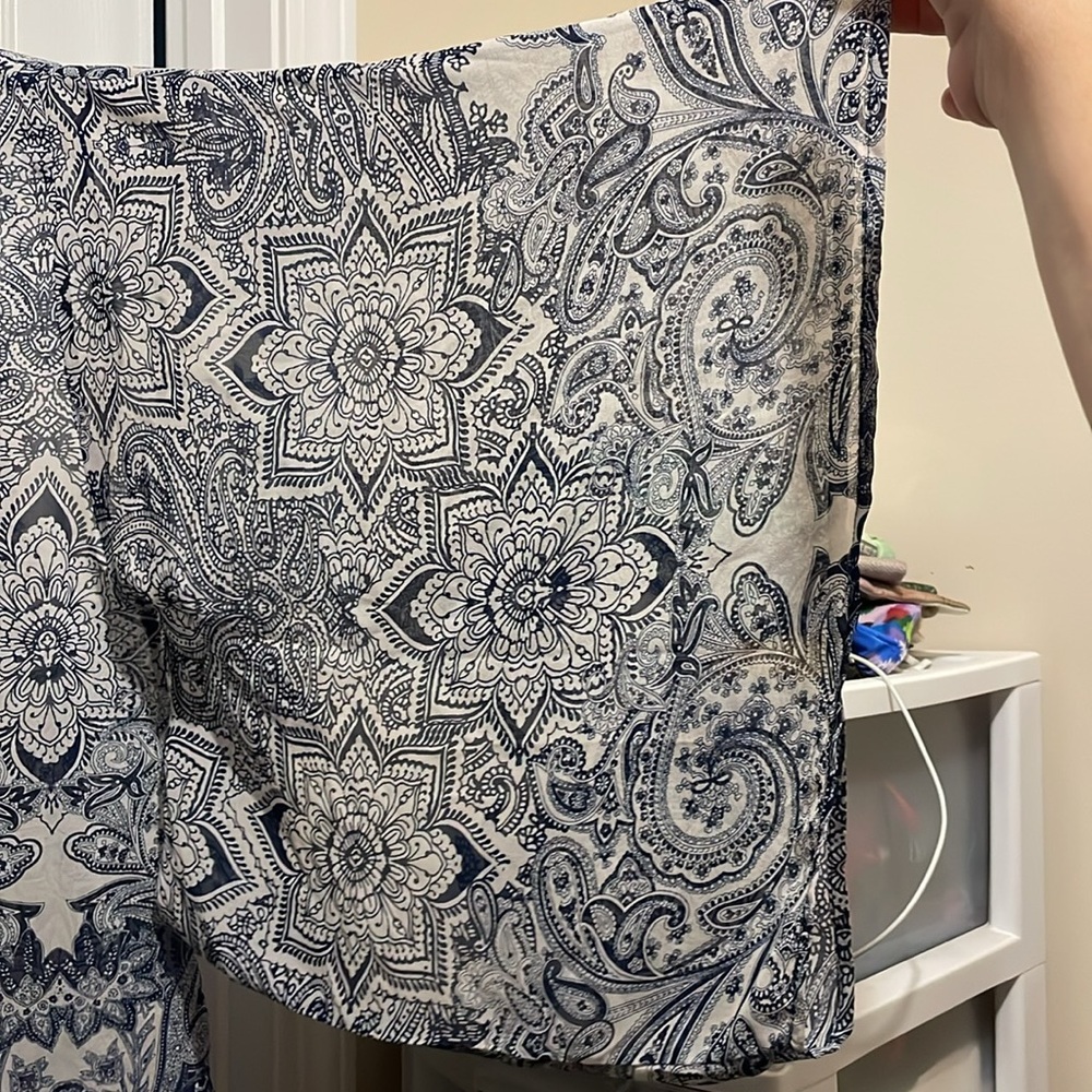 Patterned shawl - Picture 2 of 4